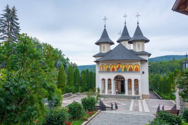 Romanya 'da bulutlu bir günde Sihastria manastırı