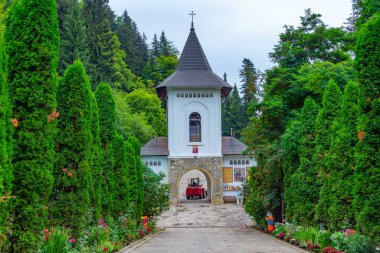 Romanya 'da bulutlu bir günde Sihla manastırı