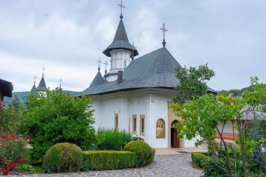 Romanya 'da bulutlu bir günde Sihastria manastırı