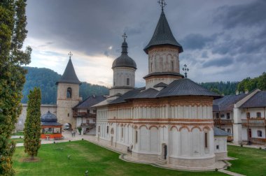 Romanya 'da bulutlu bir günde Secu manastırı