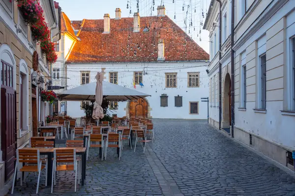 Romanya 'nın Cluj-Napoca kentindeki bir caddenin gün batımı manzarası