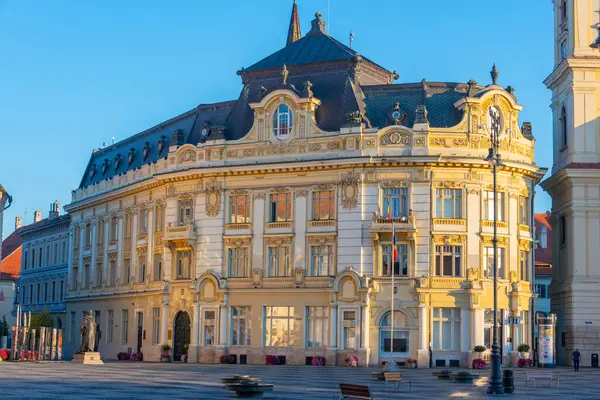 Romanya 'nın Sibiu kentindeki belediye binasının gün doğumu manzarası