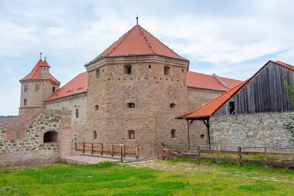 Romanya 'da bulutlu bir günde Fagaras Kalesi