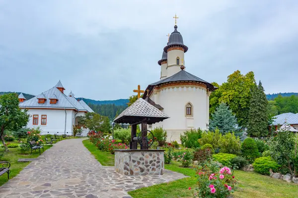 Romanya 'da bulutlu bir günde Varatec manastırı