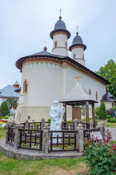 Romanya 'da bulutlu bir günde Varatec manastırı