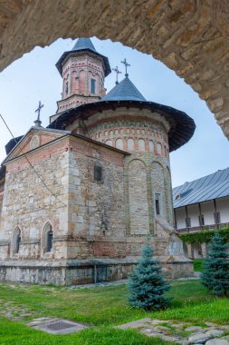 Romanya 'da bulutlu bir günde Neamt manastırı
