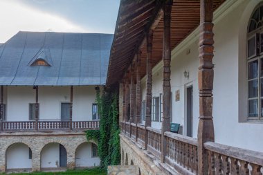 Romanya 'da bulutlu bir günde Neamt manastırı