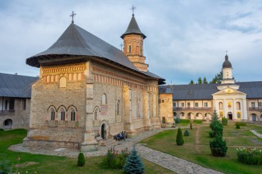 Romanya 'da bulutlu bir günde Neamt manastırı