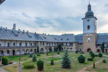 Romanya 'da bulutlu bir günde Neamt manastırı