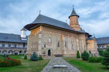 Romanya 'da bulutlu bir günde Neamt manastırı