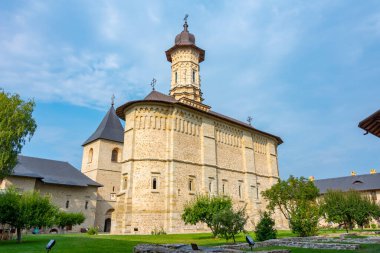 Romanya 'da güneşli bir günde Dragomirna Manastırı