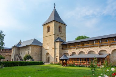 Romanya 'da güneşli bir günde Dragomirna Manastırı