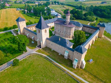 Romanya 'da güneşli bir günde Dragomirna Manastırı