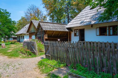 Romanya 'nın Suceava kentindeki Bucovina Köy Müzesinde tarihi evler