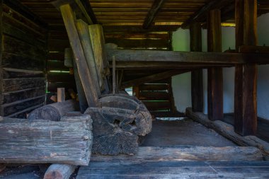 Romanya 'nın Suceava kentindeki Bucovina Köy Müzesindeki su değirmeni