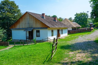 Romanya 'nın Suceava kentindeki Bucovina Köy Müzesinde tarihi evler