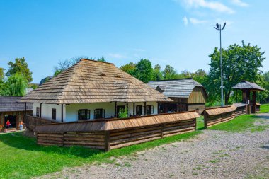 Romanya 'nın Suceava kentindeki Bucovina Köy Müzesinde tarihi evler