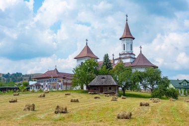 Romanya 'daki Mizah Manastırında yaz mevsimi