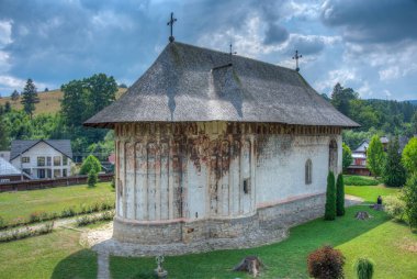 Romanya 'daki Mizah Manastırında yaz mevsimi