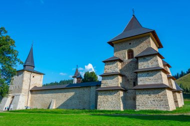 Romanya 'daki Sucevita manastırında yaz mevsimi