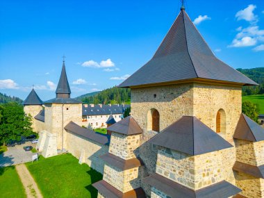 Romanya 'daki Sucevita manastırında yaz mevsimi