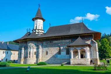 Romanya 'daki Sucevita manastırında yaz mevsimi