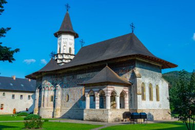 Romanya 'daki Sucevita manastırında yaz mevsimi