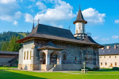 Romanya 'daki Sucevita manastırında yaz mevsimi