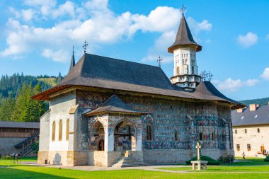 Romanya 'daki Sucevita manastırında yaz mevsimi