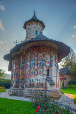 Romanya 'daki Moldovita manastırında gün batımı