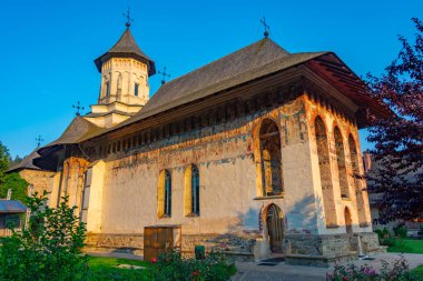 Romanya 'daki Moldovita manastırında gün batımı
