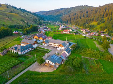 Romanya 'daki Moldovita manastırında gün batımı