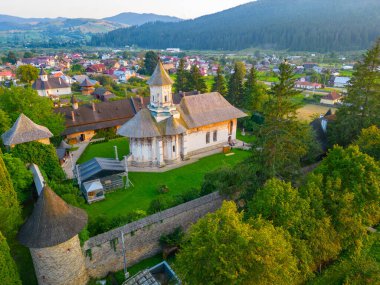 Romanya 'daki Moldovita manastırında gün batımı