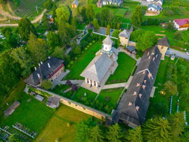 Romanya 'daki Moldovita manastırında gün batımı