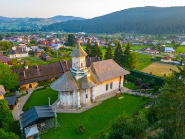 Romanya 'daki Moldovita manastırında gün batımı