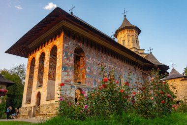 Romanya 'daki Moldovita manastırında gün batımı