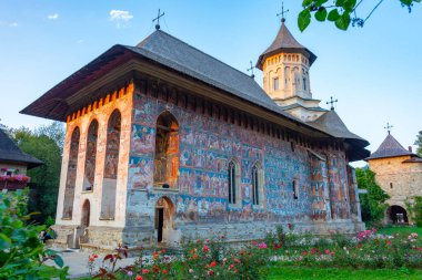 Romanya 'daki Moldovita manastırında gün batımı