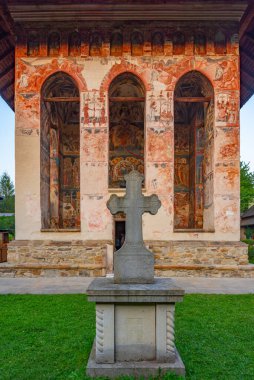 Romanya 'daki Moldovita manastırında gün batımı