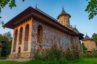 Romanya 'daki Moldovita manastırında gün batımı