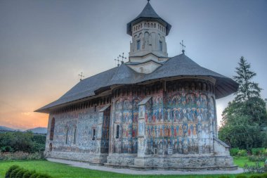 Romanya 'daki Moldovita manastırında gün batımı