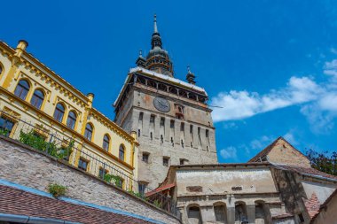 Romanya 'nın Sighisoara kentindeki saat kulesinin manzarası