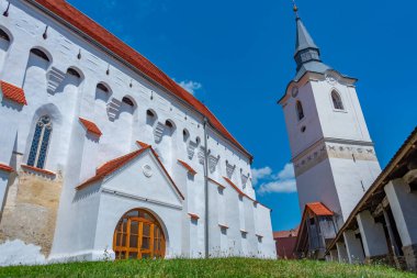 Romen köyü Darjiu 'daki güçlendirilmiş kilise