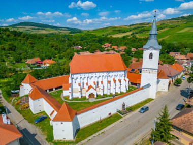Romen köyü Darjiu 'daki güçlendirilmiş kilise