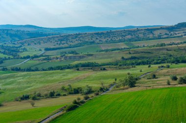 Romanya 'da güneşli bir günde Transilvanya kırsalında
