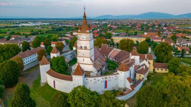 Romanya 'nın Harman kentindeki Güçlendirilmiş Evanjelik Kilisesi' nin günbatımı