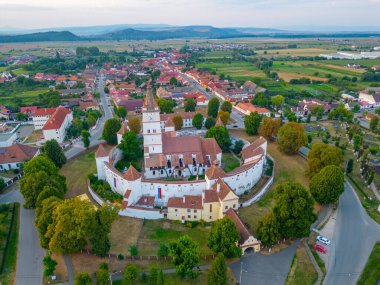 Romanya 'nın Harman kentindeki Güçlendirilmiş Evanjelik Kilisesi' nin günbatımı
