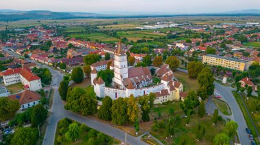 Romanya 'nın Harman kentindeki Güçlendirilmiş Evanjelik Kilisesi' nin günbatımı