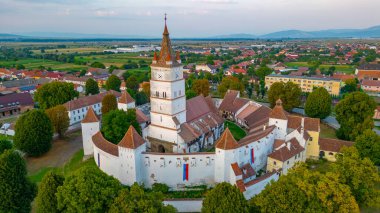 Romanya 'nın Harman kentindeki Güçlendirilmiş Evanjelik Kilisesi' nin günbatımı