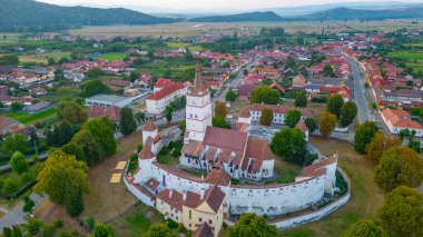 Romanya 'nın Harman kentindeki Güçlendirilmiş Evanjelik Kilisesi' nin günbatımı