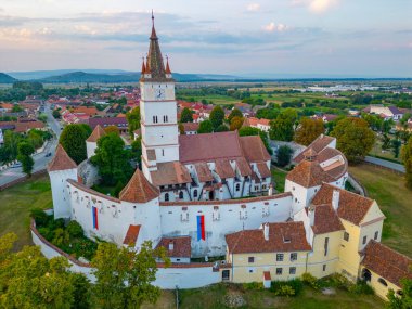 Romanya 'nın Harman kentindeki Güçlendirilmiş Evanjelik Kilisesi' nin günbatımı